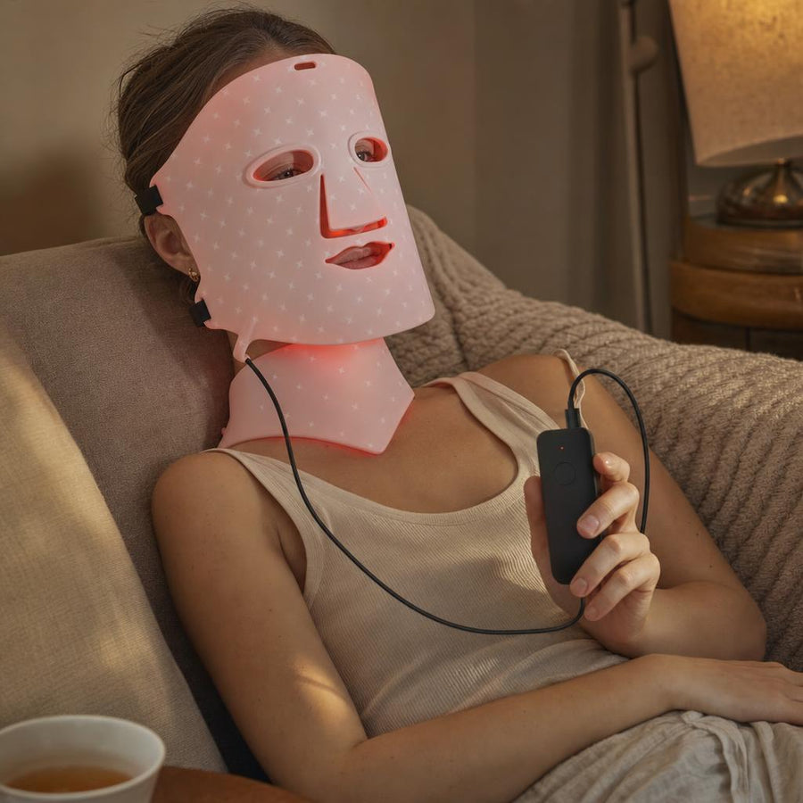 Mascarilla LED rostro y cuello en uso